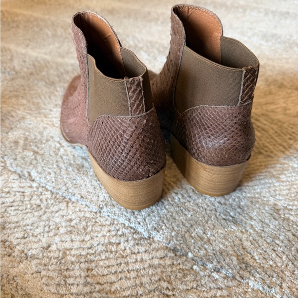 Jonak Paris Elegant Brown Textured Ankle Booties - Picture 4 of 6
